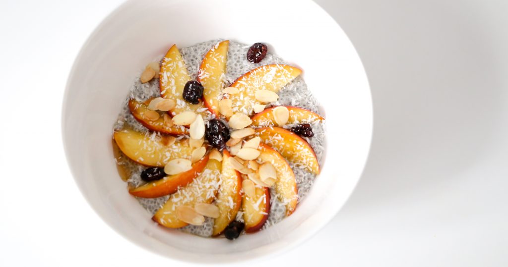 Porridge de graines de chia aux fruits