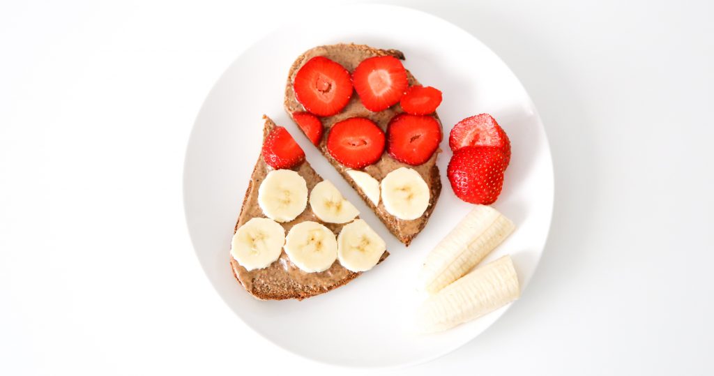 Tartine de fruits à la purée d’amandes