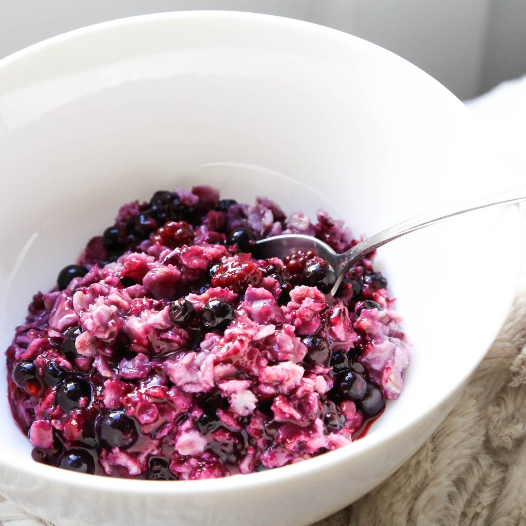 Porridge de flocons d’avoine aux fruits rouges