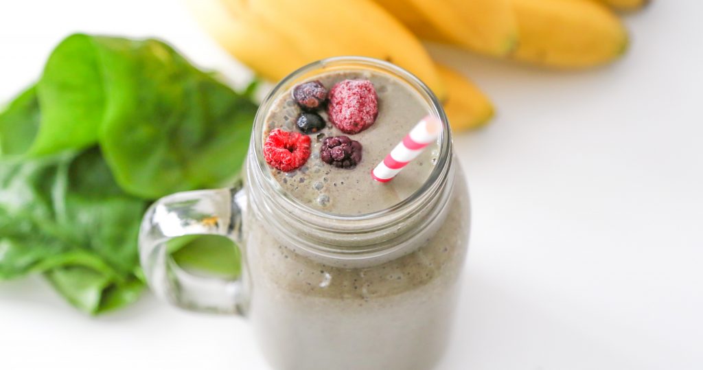 Smoothie banane épinards et fruits rouges