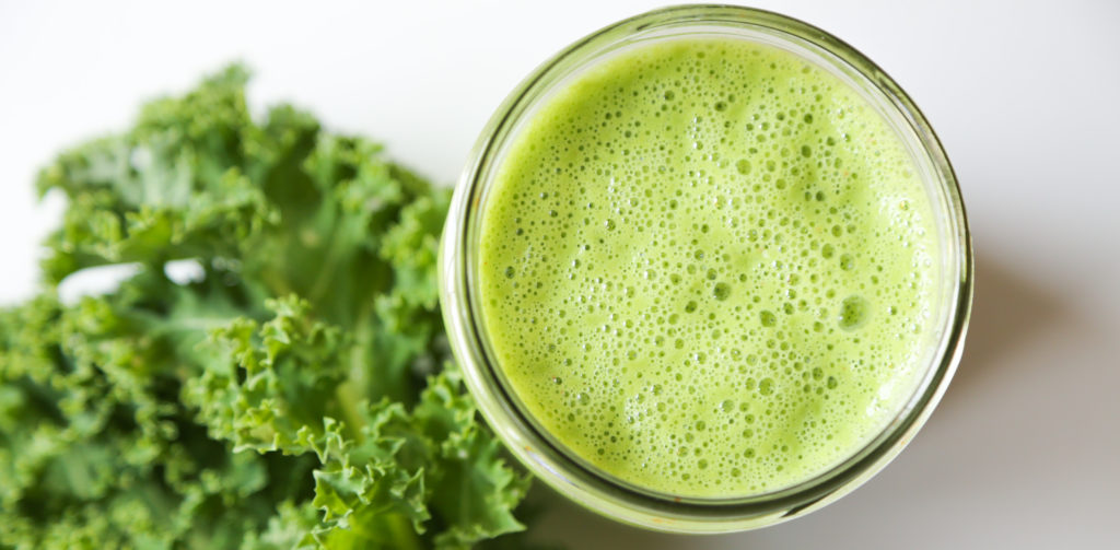 Smoothie vert tonifiant : céleri-kale-ananas